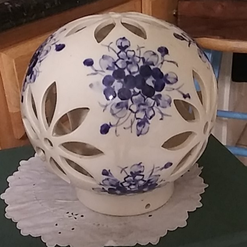 Vintage ceramic lamp globe